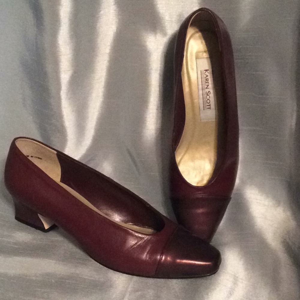 Women’s Short heeled dress shoes, gently used, 7W